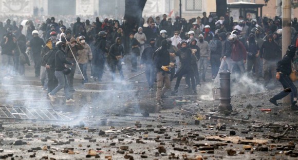 Centenas de jovens confronto com a polícia em Roma.  Foto: Reuters