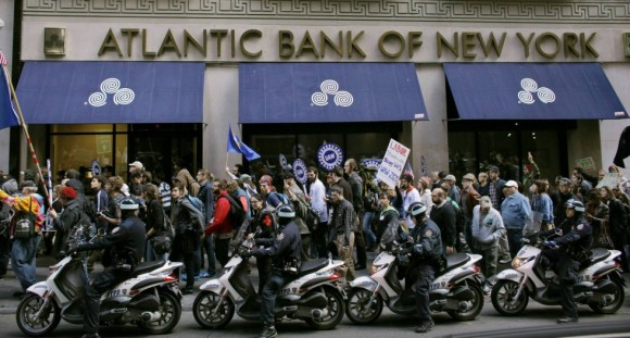 Ocupam os membros do movimento foram Wall Street escoltado pela polícia em Nova York.  Foto: Reuters