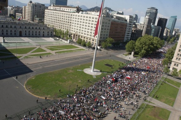 Cerca de 5.000 pessoas se reuniram na capital do Chile, como estimado pelas forças de segurança do país.  Foto: AFP